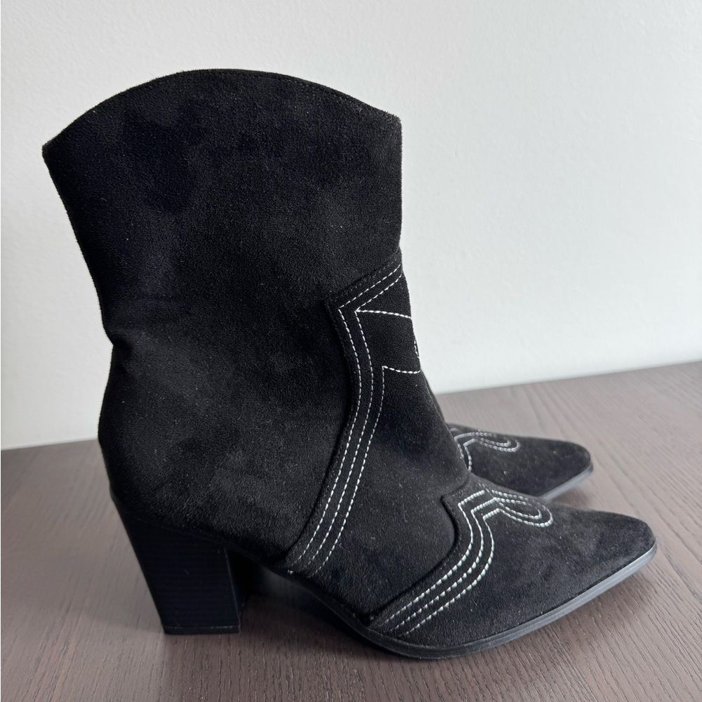 Gladley Black 11 Suede Pointed-Toe Mid-Calf Western Boots
Lulus women’s shoes - Picture 2 of 6
